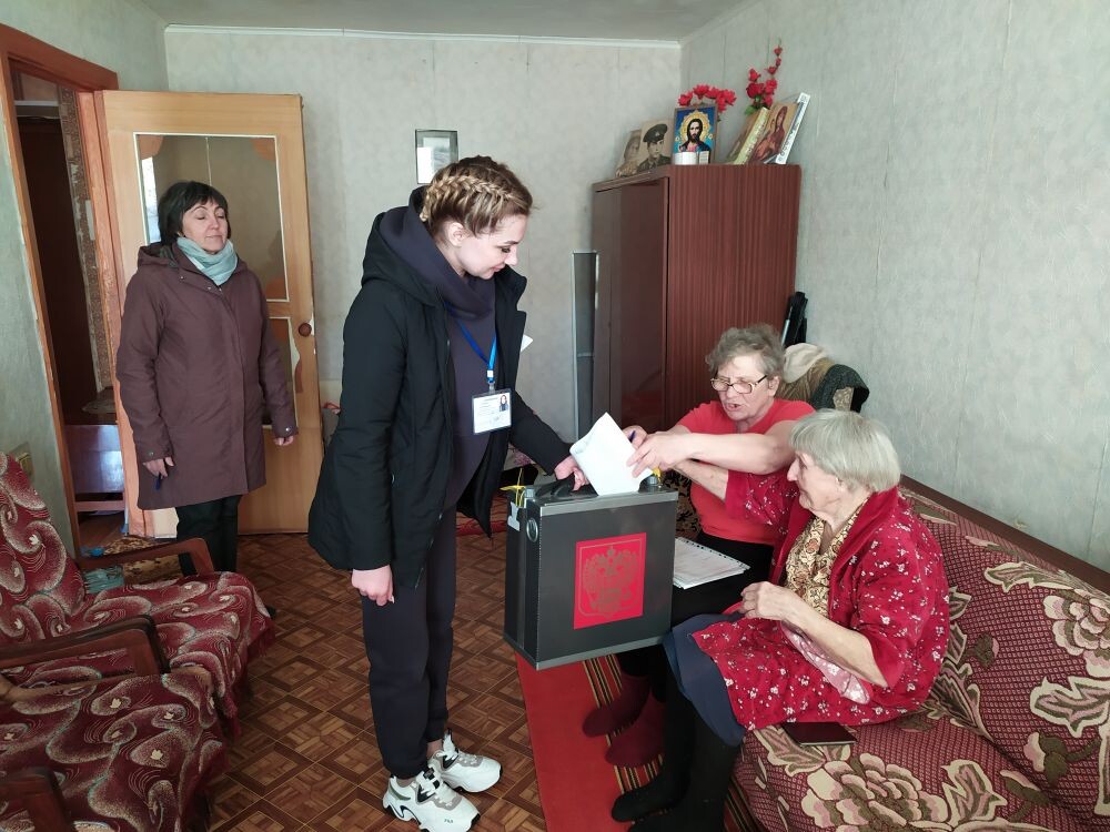 В Гуково на дому проголосовала 92-летняя жительница города